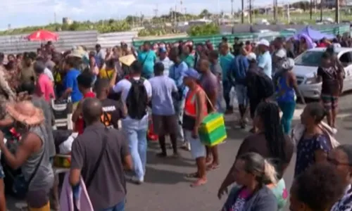 
				
					Ambulantes protestam durante credenciamento para São João no Parque
				
				