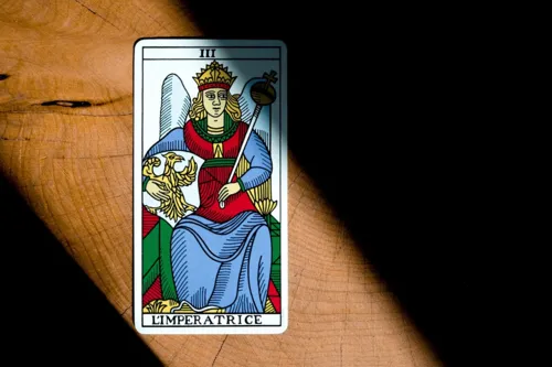 
				
					Amor, saúde e guerras: as previsões do Tarot para o semestre de 2023
				
				