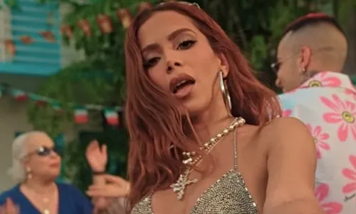 
				
					Anitta flerta com homem na Turquia: 'Quer casar comigo?'
				
				