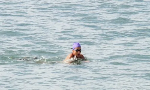 
				
					Aos 59 anos, Andréa Beltrão ostenta boa forma na praia; FOTOS
				
				