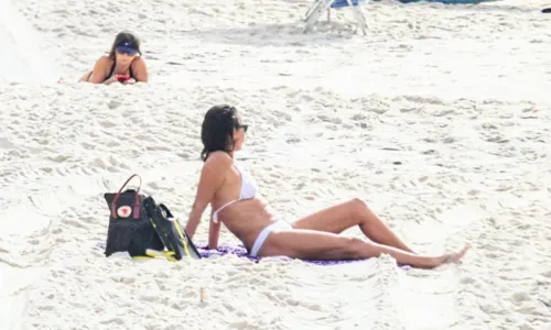 
				
					Aos 59 anos, Andréa Beltrão ostenta boa forma na praia; FOTOS
				
				