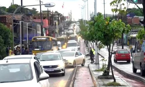 
				
					Após incêndio em loja, trânsito da Av. Suburbana fica congestionado
				
				