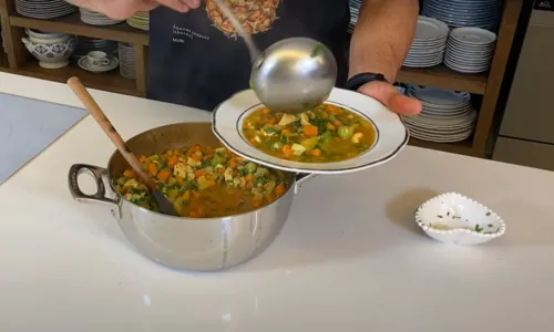 
				
					Aprenda a fazer uma deliciosa sopa caseira com receita de Daniel Cady
				
				