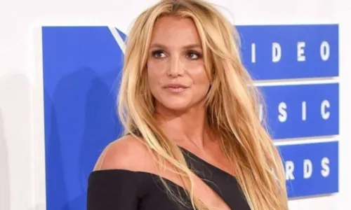 
				
					Britney Spears leva tapa na cara após tentar foto com astro da NBA
				
				