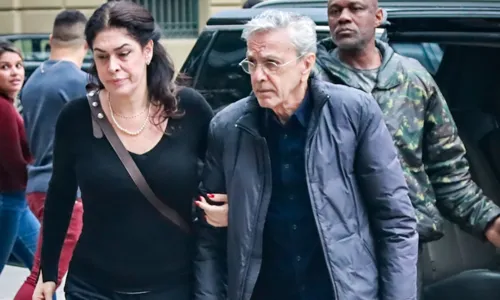 
				
					Caetano Veloso aparece aos prantos em despedida de João Donato
				
				