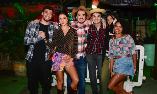 
				
					Caracterizado, elenco de 'Vai na Fé' celebra com festa junina
				
				