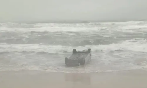 
				
					Carro capota e vai parar dentro do mar em Lauro de Freitas
				
				