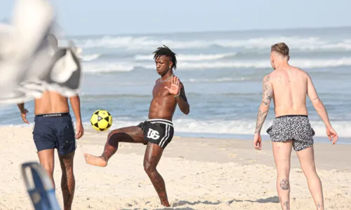 
				
					Cercado de fãs, Vini Jr. joga altinha em praia do Rio de Janeiro
				
				