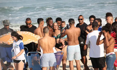 
				
					Cercado de fãs, Vini Jr. joga altinha em praia do Rio de Janeiro
				
				