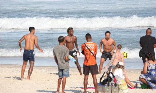 
				
					Cercado de fãs, Vini Jr. joga altinha em praia do Rio de Janeiro
				
				