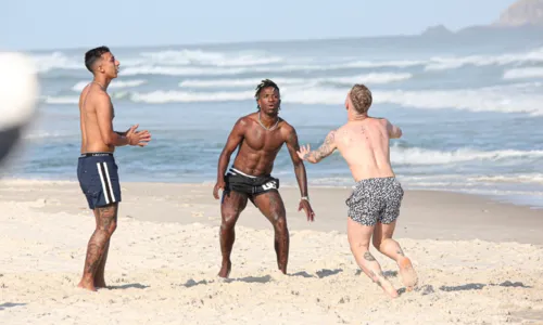 
				
					Cercado de fãs, Vini Jr. joga altinha em praia do Rio de Janeiro
				
				