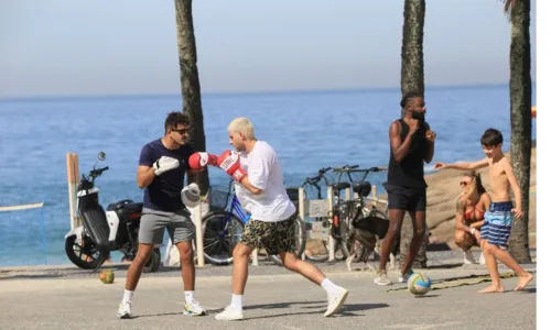 
				
					Chay Suede treina boxe na praia em dia ensolarado no Rio; veja fotos
				
				