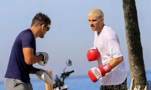 
				
					Chay Suede treina boxe na praia em dia ensolarado no Rio; veja fotos
				
				