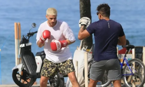 
				
					Chay Suede treina boxe na praia em dia ensolarado no Rio; veja fotos
				
				