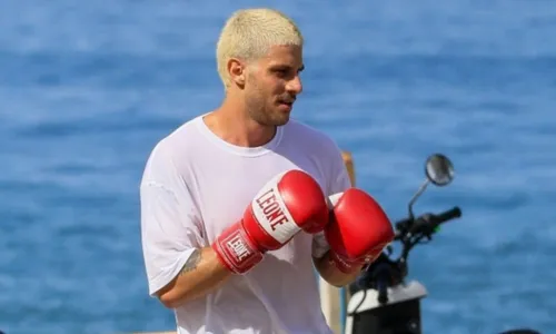 
				
					Chay Suede treina boxe na praia em dia ensolarado no Rio; veja fotos
				
				