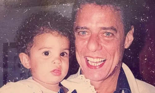 
				
					Clara Buarque abre álbum de família ao parabenizar avô, Chico Buarque
				
				