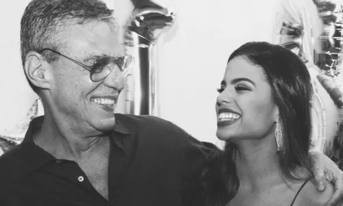 
				
					Clara Buarque abre álbum de família ao parabenizar avô, Chico Buarque
				
				