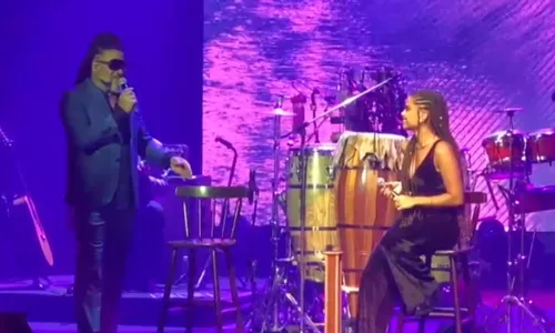 
				
					Clara Buarque canta com Carlinhos Brown em público pela primeira vez
				
				