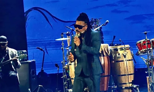 
				
					Clara Buarque canta com Carlinhos Brown em público pela primeira vez
				
				