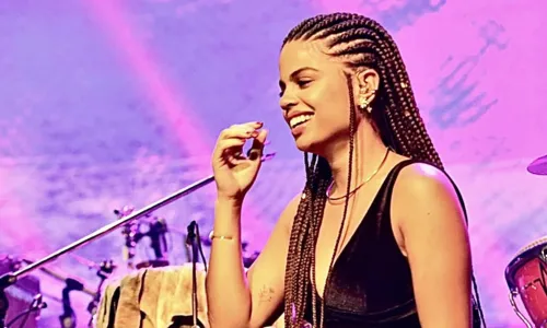 
				
					Clara Buarque canta com Carlinhos Brown em público pela primeira vez
				
				