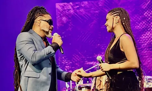 
				
					Clara Buarque canta com Carlinhos Brown em público pela primeira vez
				
				