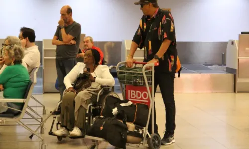 
				
					Com 90 anos, Léa Garcia faz rara aparição em aeroporto do RJ
				
				