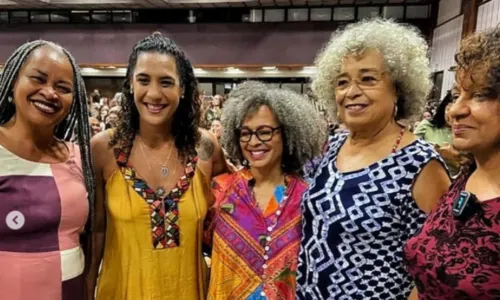 
				
					Com Angela Davis, ministra Anielle Franco participa de congresso na BA
				
				