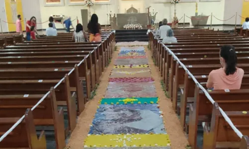 
				
					Corpus Christi: fiéis baianos mantém tradição dos tapetes feitos à mão
				
				