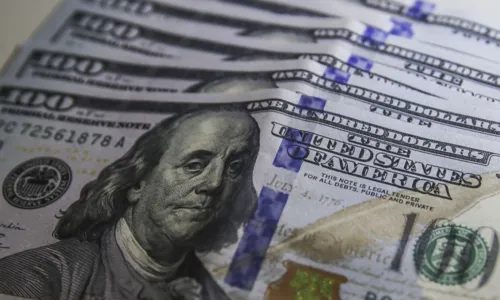 
				
					Dólar cai para R$ 4,86 e fecha no menor nível em um ano
				
				