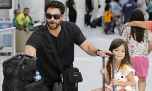 
				
					Duda Nagle e filha esbanjam simpatia em aeroporto do Rio de Janeiro
				
				