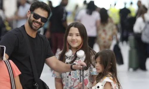 
				
					Duda Nagle e filha esbanjam simpatia em aeroporto do Rio de Janeiro
				
				