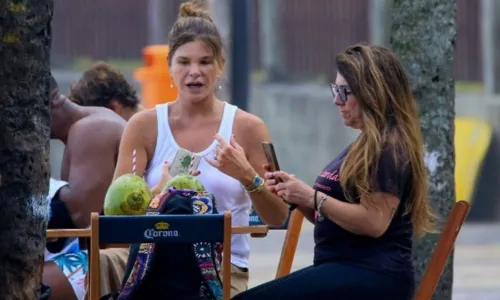 
				
					Durante passeio, Cristiana Oliveira ajuda mulher em situação de rua
				
				