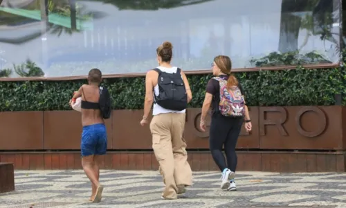 
				
					Durante passeio, Cristiana Oliveira ajuda mulher em situação de rua
				
				