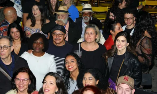 
				
					Elenco de 'Amor Perfeito' curte barzinho no Rio de Janeiro; veja fotos
				
				