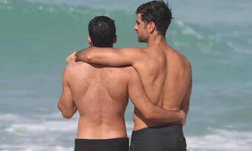 
				
					Em clima de romance, Marcos Pitombo curte praia com namorado; FOTOS
				
				