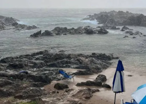 
				
					Embarcação naufraga na praia do Farol da Barra e três são resgatados
				
				