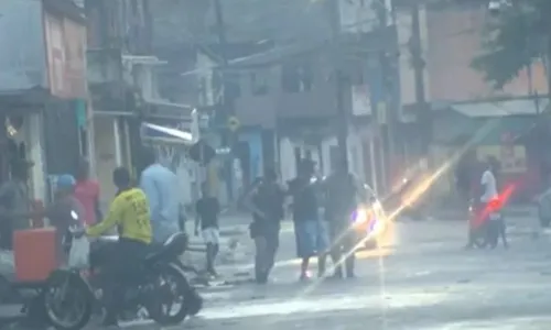 
				
					Equipe de reportagem é atacada durante guerra de espadas em Salvador
				
				