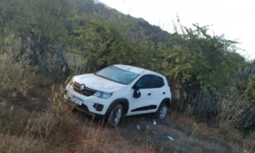 
				
					'Faltou freio', diz Tierry após carro capotar a caminho de show na BA
				
				