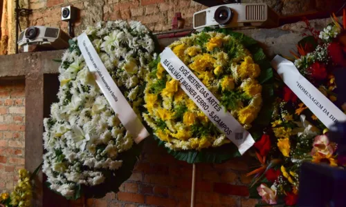 
				
					Famosos comparecem a funeral de Zé Celso e prestam homenagens; FOTOS
				
				