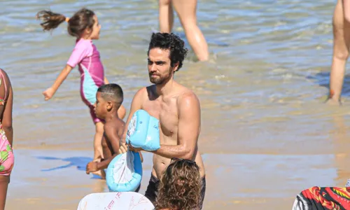 
				
					Famosos curtem dia de sol em praias do Rio de Janeiro
				
				