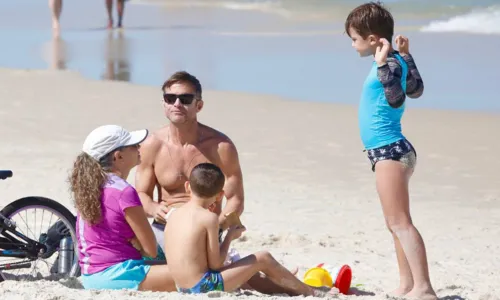 
				
					Famosos curtem dia de sol em praias do Rio de Janeiro
				
				