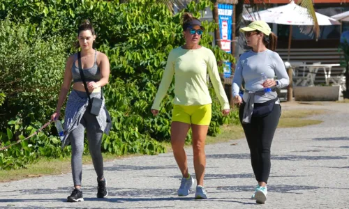 
				
					Fátima Bernardes faz caminhada com a filha no Rio de Janeiro; FOTOS
				
				