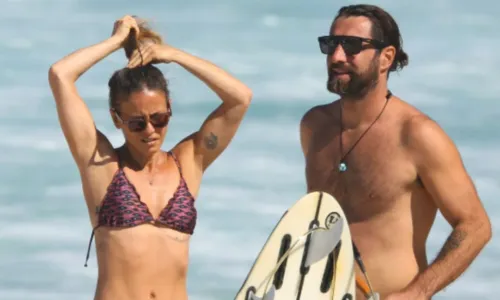 
				
					Fernanda de Freitas e marido renovam bronze em praia do Rio de Janeiro
				
				