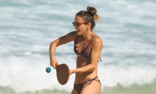 
				
					Fernanda de Freitas e marido renovam bronze em praia do Rio de Janeiro
				
				