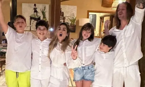 
				
					Filha de Dado Dolabella faz rara aparição em aniversário do filho de Wanessa
				
				