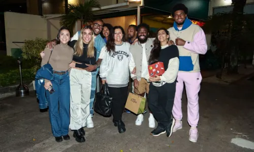 
				
					Filha de Regina Casé comemora aniversário com famosos; FOTOS
				
				