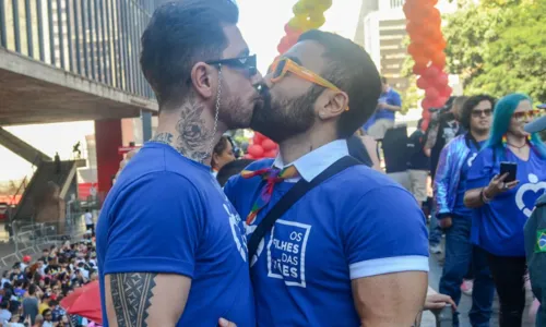 
				
					Filho de Mauricio de Sousa troca beijos com o marido em parada LGBT+
				
				