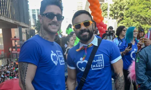 
				
					Filho de Mauricio de Sousa troca beijos com o marido em parada LGBT+
				
				