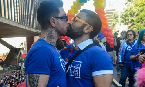 
				
					Filho de Mauricio de Sousa troca beijos com o marido em parada LGBT+
				
				