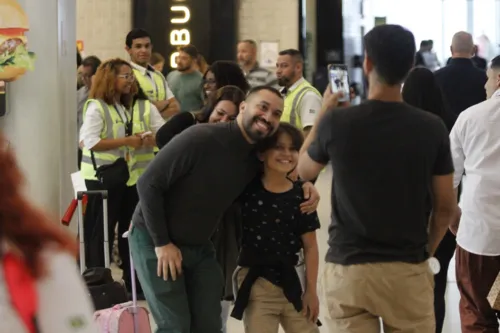 
				
					Gil do Vigor faz a festa de fãs ao desembarcar em aeroporto no Rio
				
				